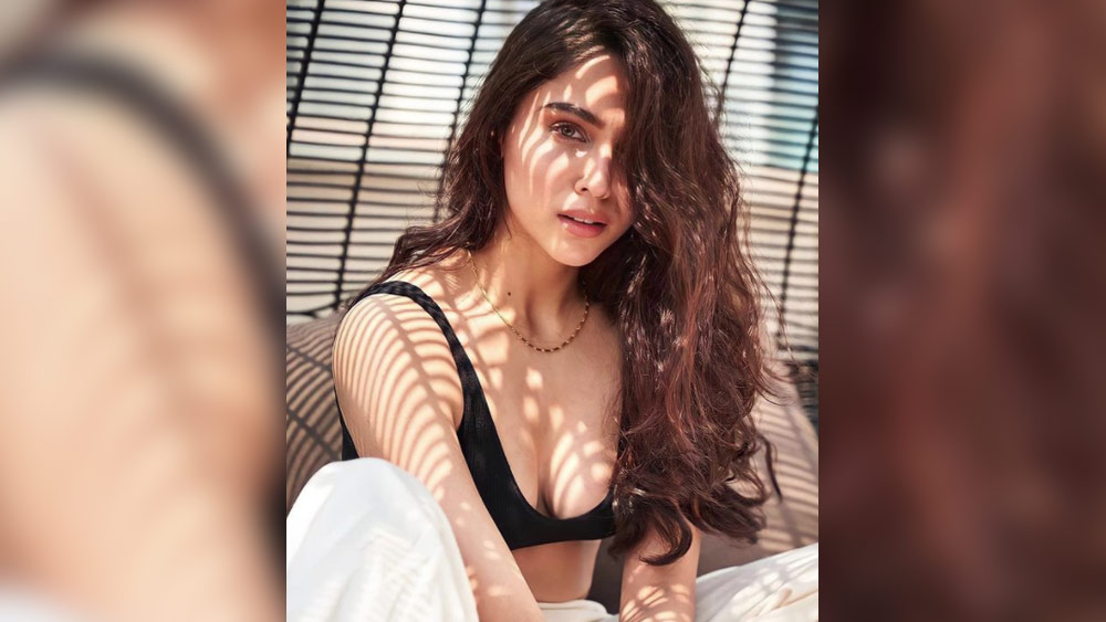 শর্বরী আগাগোড়াই শাহরুখ খানের ভক্ত। কিং খানের জন্মদিনে ‘মন্নত’-এর সামনের ভিড়েও সামিল থাকতেন নিয়মিত। এখনও তাঁর নায়িকা হওয়ার স্বপ্ন দেখেন তিনি।