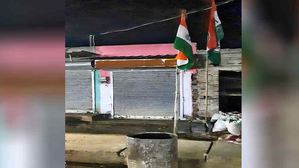 সোমবার মুছে দেওয়া হয়েছে ‘আইএনটিটিইউসি’ লেখা।