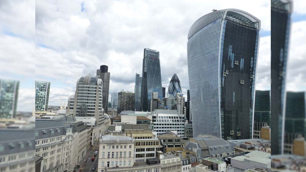 ফ্রাইস্ক্র্যাপার! এই নামেই ডাকা হত লন্ডনের বহুতলকে। এই বহুতল সত্যিই গলিয়ে দিতে পারত গাড়ি! বেশি ক্ষণ এর সামনে কাউকে রেখে দিলে মানুষের শরীরও পুড়ে যেত! লন্ডনের ফেনচার্চ স্ট্রিট-এ রয়েছে এই বহুতলটি।