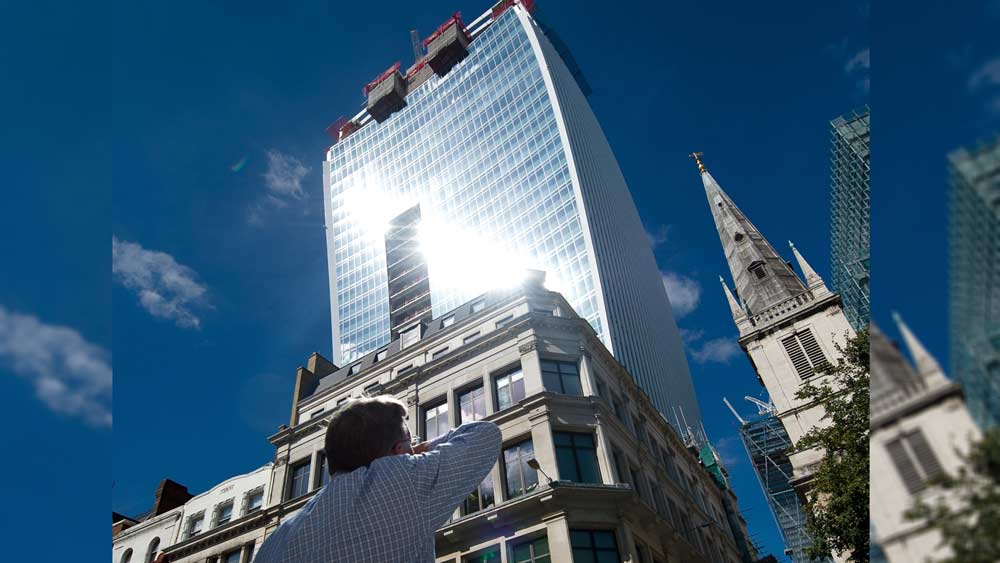 বহুতলের দক্ষিণে যে রাস্তা রয়েছে তার উপরই সূর্যের আলো সরাসরি গিয়ে পড়ে। উত্তল লেন্সের মাধ্যমে আলোর রশ্মি একটি জায়গায় ফেললে তার তাপমাত্রা বহু গুণ বৃদ্ধি পায়। বিজ্ঞান বইয়ের এই তথ্য জেনে ছোটবেলায় অনেকেরই এ ভাবে কাগজ জ্বালানোর অভিজ্ঞতা রয়েছে।