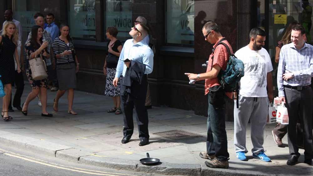 ওই গাড়ির মালিককে প্রায় এক লক্ষ টাকা ক্ষতিপূরণ দিতে হয়েছিল। রাস্তা এবং তার সংলগ্ন এলাকা এতটাই উত্তপ্ত হয়ে গিয়েছিল যে সেখানে রাস্তার উপর ফ্রাইং প্যানে ডিম ফাটিয়ে সেটা ভেজে ফেলা যাচ্ছিল। ওই এলাকার বহু দোকানের বাইরে রাখা পাপোশ পুড়ে গিয়েছিল।