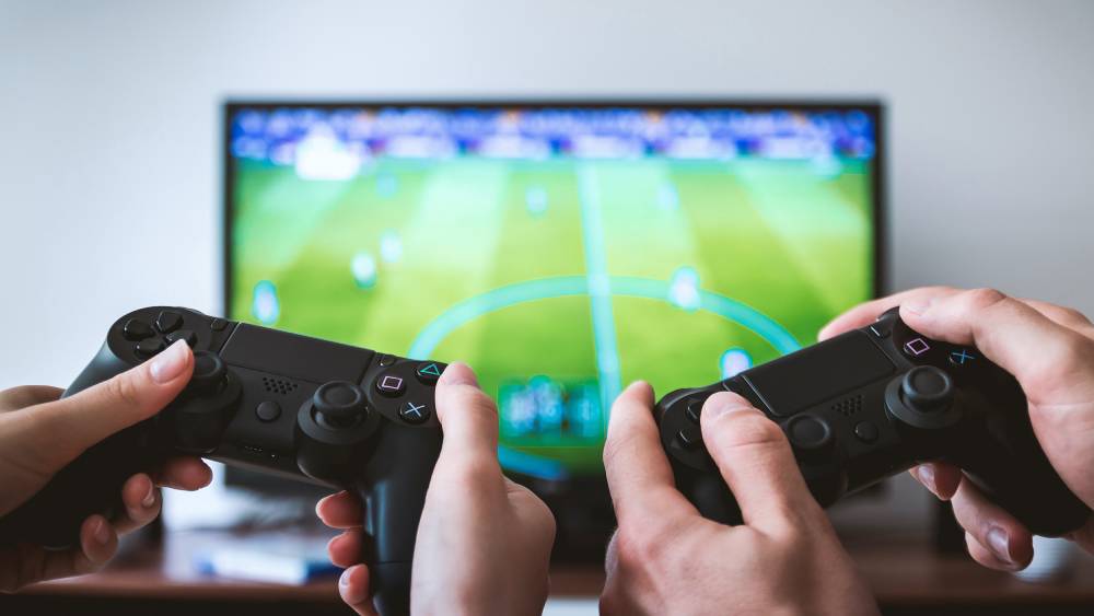 একসঙ্গে রান্না করা, বেড়াতে যাওয়ার পরিকল্পনা করা কিংবা যোগাসন— এগুলি সবই দু’জনের প্রেম আরও মজবুত করে। তবে এই তালিকায় রয়েছে ভিডিয়ো গেমও।