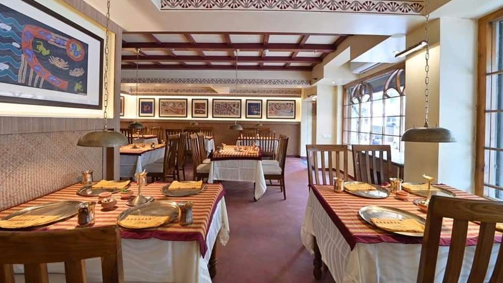 শুধু তো এপার বাংলা আর ওপার বাংলার কয়েকটি পদ নয়, এই রেস্তরাঁর অন্দরসজ্জাও মন কাড়বে অতিথিদের