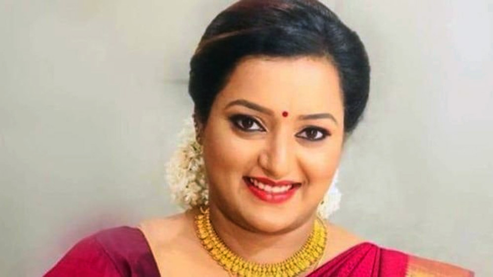 কেরলের সোনা পাচার-কাণ্ডের মূল অভিযুক্ত স্বপ্না সুরেশকে মঙ্গলবার তাঁর জেলা এর্নাকুলামের বাইরে যাওয়ার অনুমতি দিয়েছে এর্নাকুলাম জেলা ও দায়রা আদালত। 