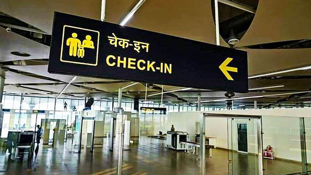 আসলে স্বপ্না না কি চাইলেই ভ্যানিশ হয়ে যেতে পারেন। পুরনো রেকর্ড বলছে, দেশে যখন পূর্ণ লকডাউন চলছে, বিমান, ট্রেন পরিষেবা বন্ধ, চূড়ান্ত নিয়ন্ত্রণ যান চলাচলে,  সর্বত্র পুলিশ গাড়ি তল্লাশি করছে, তখন বেমালুম উধাও হয়ে গিয়েছিলেন স্বপ্না।  সোনা পাচারের অভিযোগ প্রকাশ্যে আসতেই সঙ্গীকে সঙ্গে নিয়ে কেরল থেকে স্বপ্না পৌঁছে গিয়েছিলেন বেঙ্গালুরুতে। যদিও সেটা কী ভাবে সম্ভব হয়েছিল তা আজও রহস্যে মোড়া। 