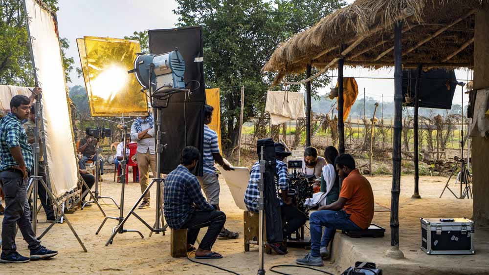 মুর্শিদাবাদের আজিমগঞ্জ। তারই মাঝে এক চিলতে খাটুয়া গ্রাম। পথও তেমনই দীর্ঘ। ট্রেন, গাড়়ি, নৌকা— অনেক কাণ্ড করে তবেই এই প্রত্যন্ত গ্রামে পৌঁছনো যায়। সে রকমই এক সবুজ ঘন গ্রামে সেট ফেলেছেন পরিচালক সায়নদীপ চৌধুরী।