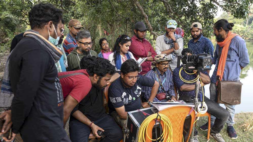  এক পাশে ধানক্ষেত, অন্য পাশে ঝিল। মাঝে জঙ্গল। তাতেই এক মাস ধরে বানানো হয়েছে মাটির বাড়ির সেট। প্রথম বার ছবির শ্যুটিং হচ্ছে এই গ্রামে।