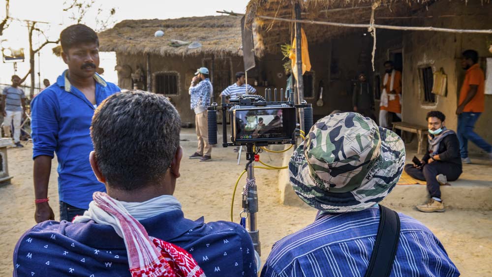 জোঁকে ভর্তি চারপাশ। যেখানে সেখানে বসতে পারছেন না নায়ক নায়িকা। কিন্তু তাতে দমে যাচ্ছেন না তাঁরা। পুরোদমে অভিনয় করে চলেছেন। পুরো ইউনিটকে মাতিয়ে রাখার জন্য মাঝে মাঝে একে অন্যের সঙ্গে ঠাট্টা মশকরাও করছেন কিঞ্জল-পূজারিণী।
