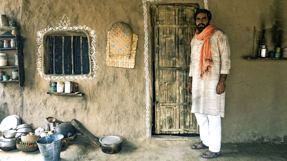 যে মাটির বাড়িটি বানানো হয়েছে, তাতে অভাব নেই কিছুর! রান্নাঘরে পেঁয়াজ, আদা, রসুন থেকে শুরু করে মুড়ি, চাল, ডাল— সবই সাজানো হয়েছে।