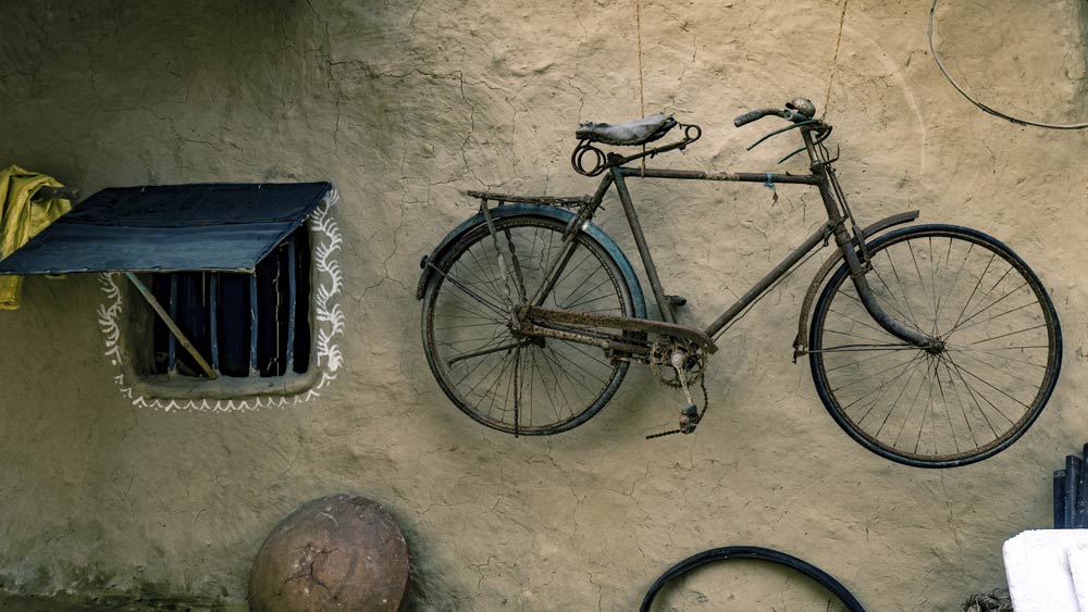 অন্য দিকে সাইকেল রাখার জন্য মাটির দেওয়ালে পোঁতা হয়েছে পেরেক। ছবির শিল্প নির্দেশকের প্রশংসায় পঞ্চমুখ গ্রামের মানুষরাও।