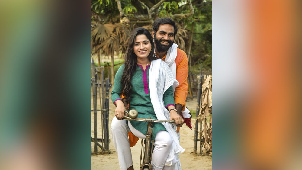  শ্যুটিংয়ে বিরতি পেয়ে সেই সাইকেলে পূজারিণীকে চাপিয়ে বেড়াতে বেরোলেন কিঞ্জল।