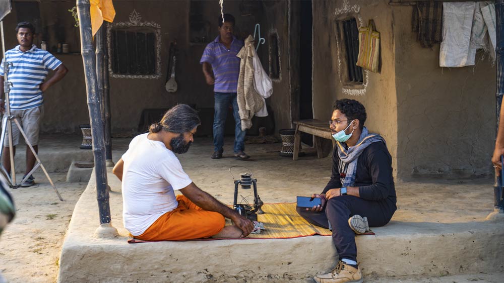  অভিনেতা রাহুল দেব ঘোষও বাউলবেশে অভিনয়ের জন্য প্রস্তুত। সন্ধ্যা হয়ে আসতেই জ্বালিয়ে দেওয়া হল লণ্ঠনের আলো। একে একে রাতের দৃশ্যগুলি ক্যামেরাবন্দি করার পালা।