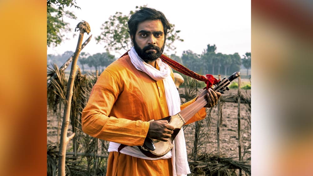 আনন্দবাজার অনলাইনকে কিঞ্জল জানালেন, তিনি গত ৮ তারিখ থেকে আজিমগঞ্জে রয়েছেন। মাঝে কেবল এক দিনের জন্য কলকাতা গিয়েছিলেন।