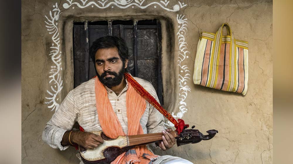 গ্রামের বাড়ি দেখে স্মৃতিমেদুর কিঞ্জল বললেন, ‘‘আমার বাড়ি তো এরকমই ছিল। এ রকমই মাটির বাড়ি। তাই খুব ভাল লাগছে।’’ মেদিনীপুরের এক গ্রামে তিনতলা মাটির বাড়িতে ছোটবেলা কেটেছে তাঁর। তাই এই কবির চরিত্রের সঙ্গে একাত্ম হতে সময় লাগেনি কিঞ্জলের।