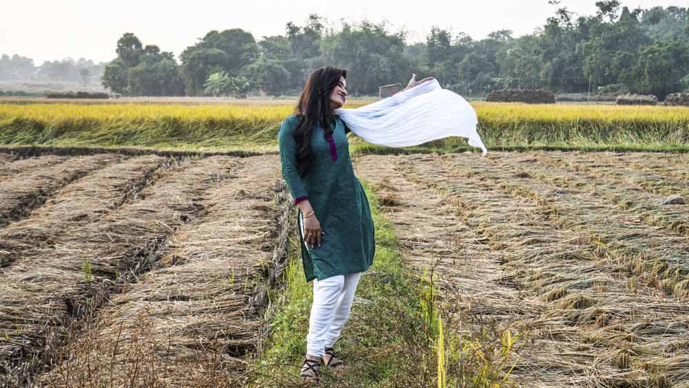 গ্রামের একটি বাড়ি ছেড়ে দেওয়া হয়েছে পুজারিণীর জন্য। সেখানেই তিনি পোশাক বদলাচ্ছেন। তাঁর রূপসজ্জার টুকিটাকি সবই সেই বাড়ির দু'টি ঘরে। পুজারিণী বললেন, ‘‘বহু দিন পর কোনও আউটডোর শ্যুটিংয়ে এত মজা হচ্ছে!’’