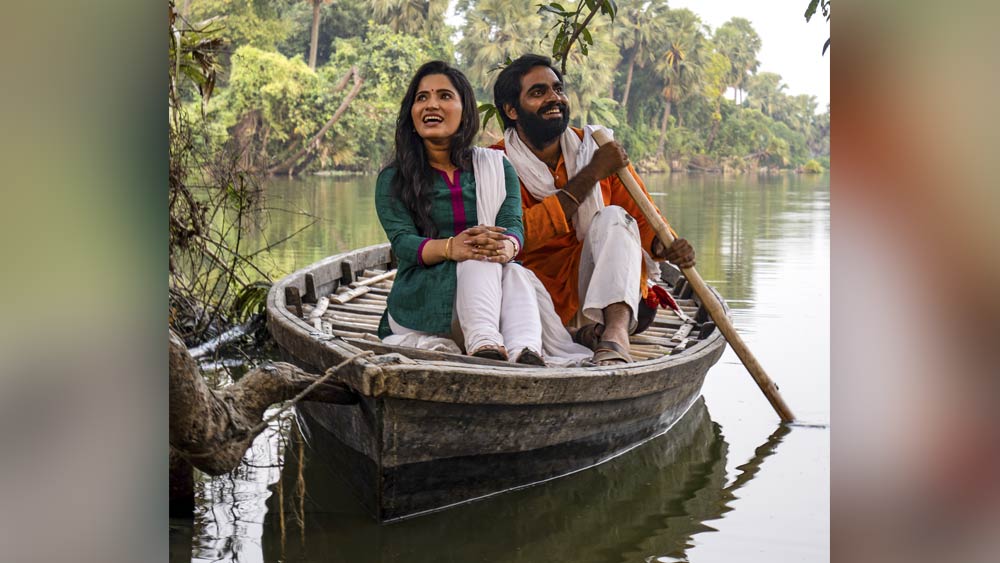 দম ফেলার ফুরসত নেই। তাতেও কিঞ্জল আর পূজারিণীর খুনসুটিতে বিরাম নেই। পূজা যখন শট দিচ্ছেন, কিঞ্জল হুট করে ক্যামেরা সামনে চলে এলেন! ঢুকে পড়লেন কিঞ্জল। তাঁকে ধমক দিলেন পূজা, ‘‘ঠাস করে চড় মারব। খালি আমার পিছনে লাগা।’’ শহুরে শিল্পীরা খাটুয়া গ্রামকে হাসি ঠাট্টায় মাতিয়ে রেখেছেন যেন!