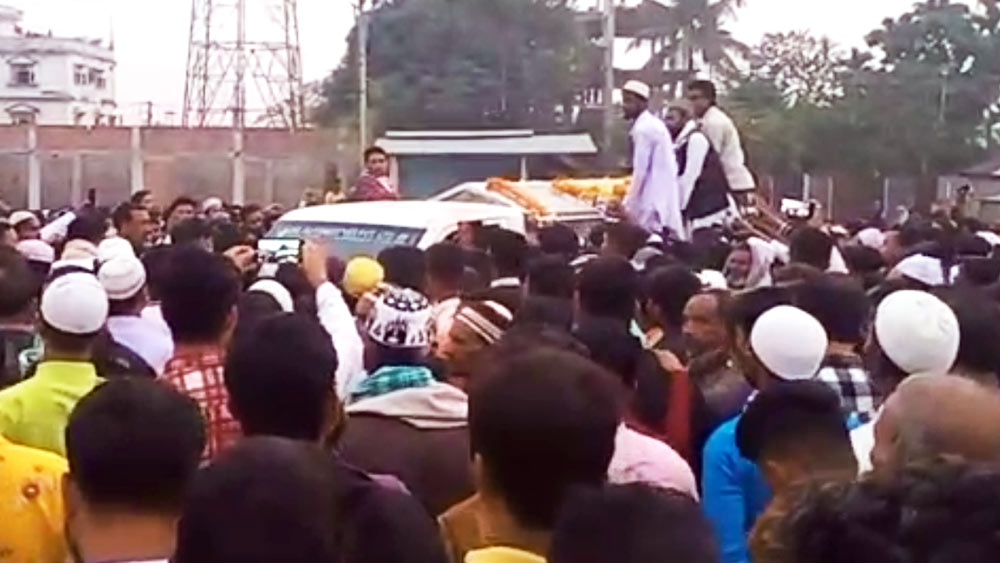 জাতীয় সড়কে দেহ রেখে বিক্ষোভ।