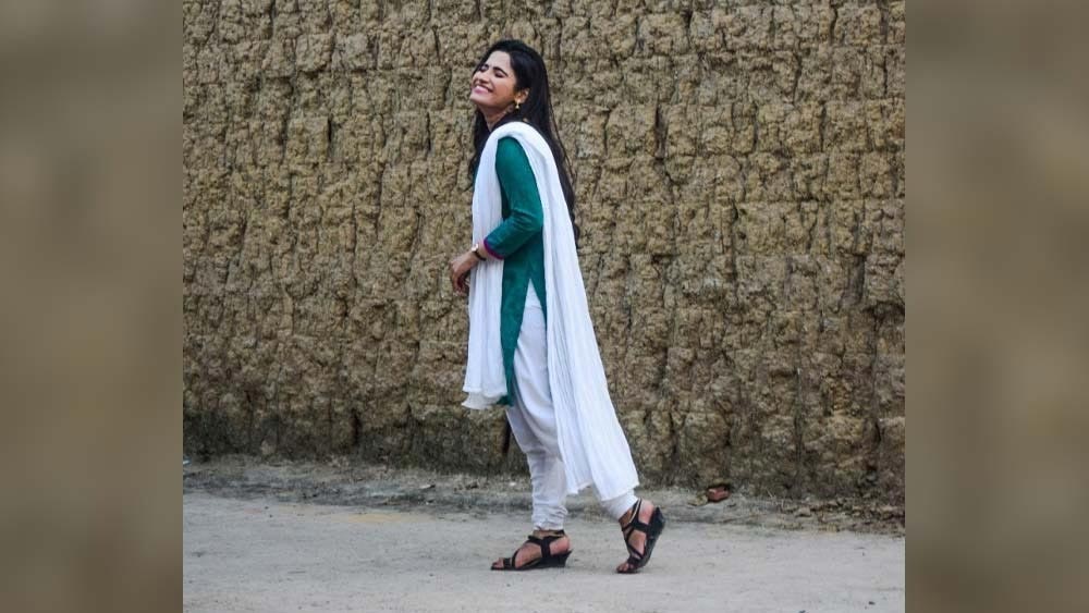 সে দিন পূজারিণীর কাজ তাড়াতাড়ি শেষ হয়ে যাওয়ায় আনন্দবাজার অনলাইনকে আজিমগঞ্জ ঘুরে দেখালেন তিনি। শ্যুটিং করতে গিয়ে ভূতের সঙ্গে সাক্ষাতের গল্পও শোনালেন।