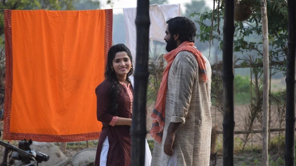 এ ভাবেই পূজা আর কিঞ্জলের সঙ্গে তাঁদের নতুন ছবি ‘আসমানী ভোর’-এর শ্যুটিং ঘুরে দেখল আনন্দবাজার অনলাইন। সঙ্গে বাড়তি পাওনা মুর্শিদাবাদ, জিয়াগঞ্জ আর আজিমগঞ্জের সৌন্দর্য