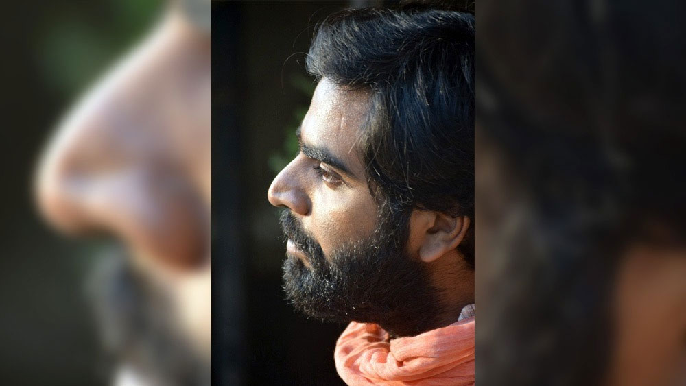 বহুরূপীর চরিত্রে অভিনয় করতে হচ্ছে তাঁকে তাই এক মাস ধরে দাঁড়ি রাখতে হয়েছে কিঞ্জলকে।