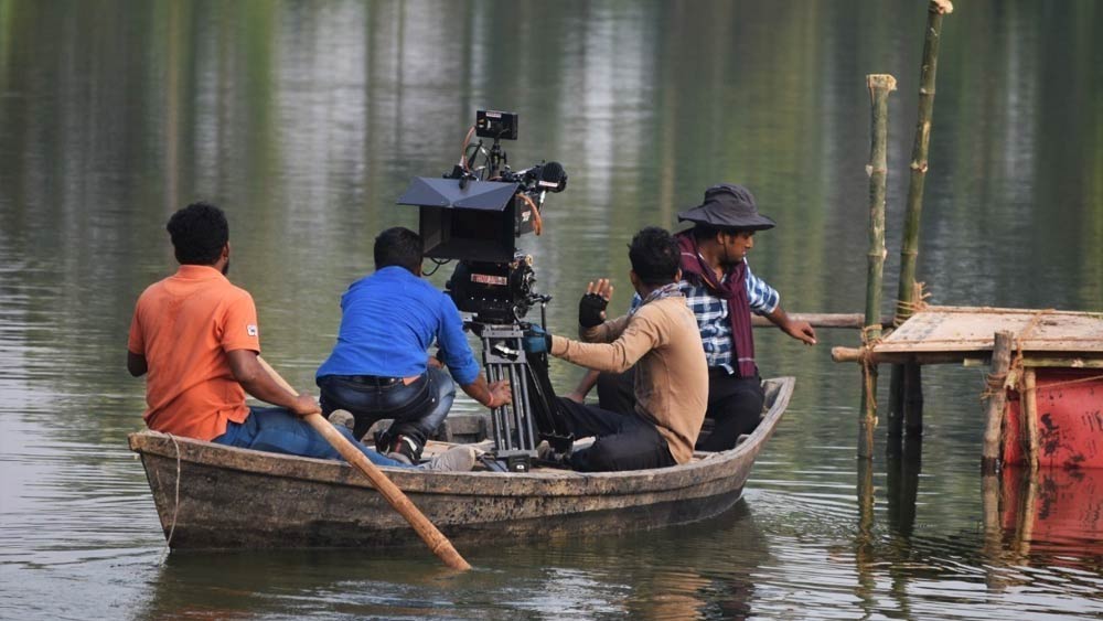  নায়ক-নায়িকা না হয় নদীর পাড়ে বসে গান বাজনা করলেন, ও দিকে ক্যামেরা-সহ কলাকুশলীরা মাঝ নদী থেকে ঘুরে এলেন! নদীর মাঝে বাশের মঞ্চ তৈরি করা হয়েছিল। তাতে ক্যামেরা চাপিয়ে নদীর পাড়ের মাটির বাড়ির সামনে নায়ক নায়িকার মান অভিমানের দৃশ্য শ্যুট করেছেন চিত্রগ্রাহক সৌরভ বন্দ্যোপাধ্যায়।