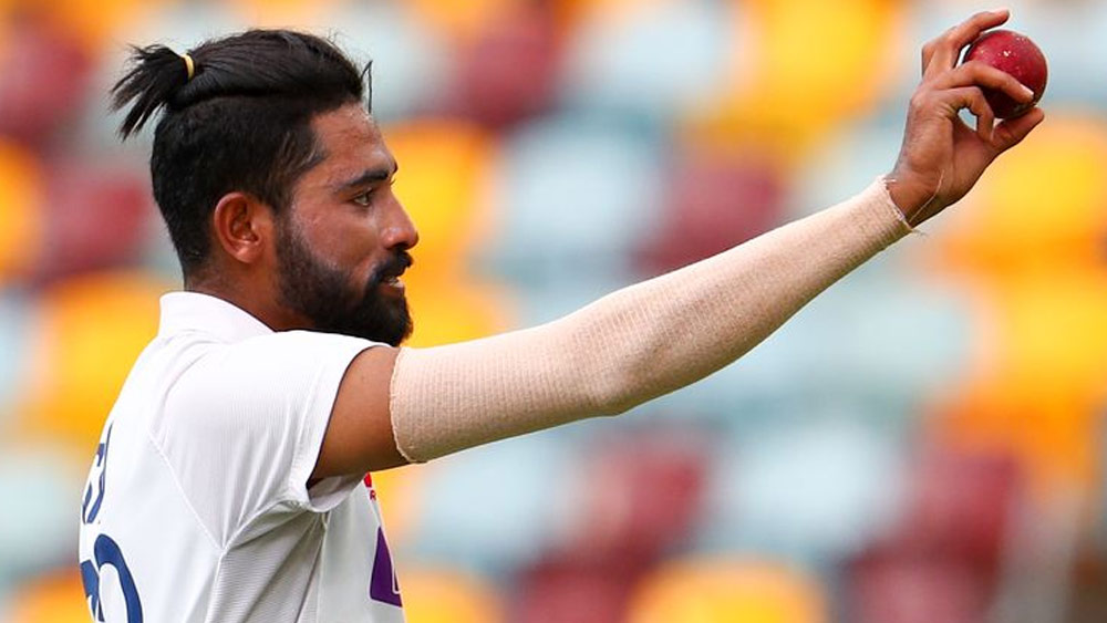 মহম্মদ সিরাজ: দুই পেসারের মধ্যে দলে থাকতে পারেন সিরাজ। তরুণদের সুযোগ দিতে তাঁকে ঘরের মাঠে খেলাতেই পারেন রাহুলরা।