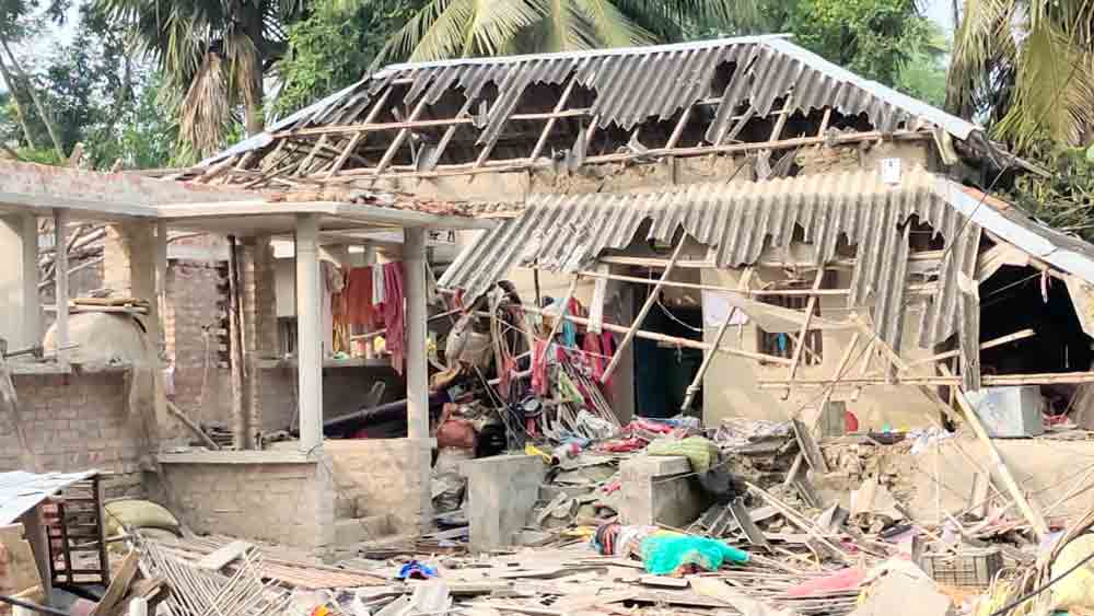 mass vandalised houses of murderers of TMC leader of Canning