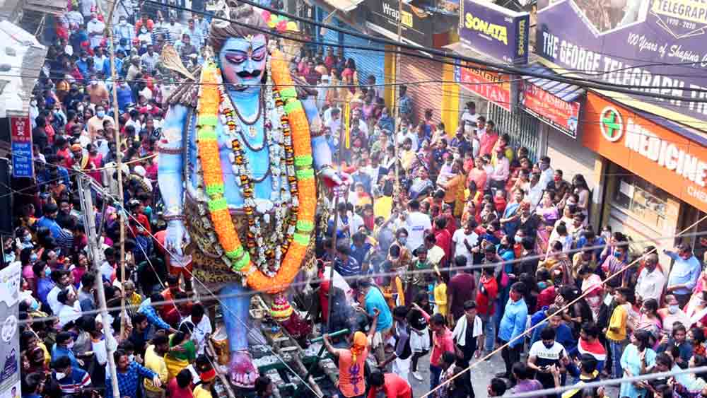 বিধি না মানা ভিড় উপচে পড়ল বহরমপুরের রাস্তায়।