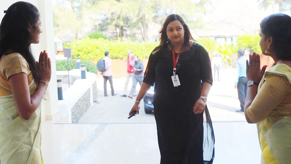 ১৯৮৪ সালে জন্ম স্বপ্নার। জীবনের অনেকটা সময় কাটিয়েছেন আরবে। ২০১৩ সালে হঠাৎই আবু ধাবি থেকে চলে এসেছিলেন কেরলে। তারপর থেকে স্বপ্নার কেরিয়ার গ্রাফ সটান উপরে উঠেছে।  চোরা সিঁড়িপথে ঢুকে পড়েছেন  উচ্চমহলের  অলিন্দে। প্রতি ধাপেই তাঁর বন্ধুত্ব হয়েছে কর্মক্ষেত্রের কোনও না কোনও উচ্চপদস্থের সঙ্গে। নিয়মিত বিতর্কে থেকেছেন স্বপ্না। প্রভাবশালী বন্ধুদের সাহায্য নিয়ে  তাঁর বিরুদ্ধে প্রভাব খাটানোর অভিযোগও উঠেছে বারবার।