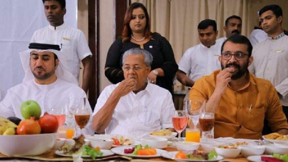 আরবি ভাষায় দখল থাকার জন্যই ২০১৬ সালে কেরলে আরব-আমিরশাহির দূতাবাসে চাকরি পান স্বপ্না। কেরল তখন আরবে কর্মরত কেরলের বাসিন্দাদের নানা সুযোগ সুবিধা পৌঁছে দেওয়ার পরিকল্পনা নিয়েছে। এক সময়ে আরবের বাসিন্দা এবং আরবি ভাষার দক্ষ স্বপ্না সরকারকে নানাভাবে সাহায্য করেন। উপর মহলে কদর বাড়ে তাঁর। বাড়ে প্রভাব প্রতিপত্তি। এক সময়ে নিজেকে কূটনৈতিক বলে মিথ্যে পরিচয় দিতেও শুরু করেছিলেন তিনি। কিন্তু ফৌজদারি মামলায় তাঁর নাম থাকায় দূতাবাসের চাকরিটি হারান স্বপ্না।