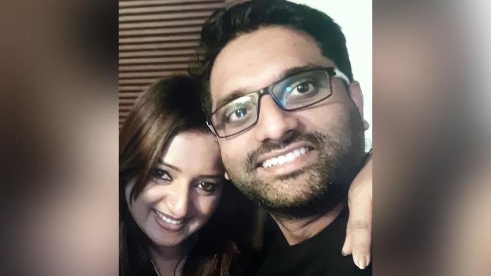 দুই সন্তানের মা স্বপ্না গ্রেফতার হওয়ার আগে থাকতেন স্বামীর সঙ্গেই। যদিও পুলিশের কাছে তিনি তাঁর এক সহকর্মীর সঙ্গে ঘনিষ্ঠতার কথা স্বীকার করেছেন। সরিথ নামে সেই সহকর্মী সোনা পাচার-কাণ্ডের আর এক অভিযুক্ত।