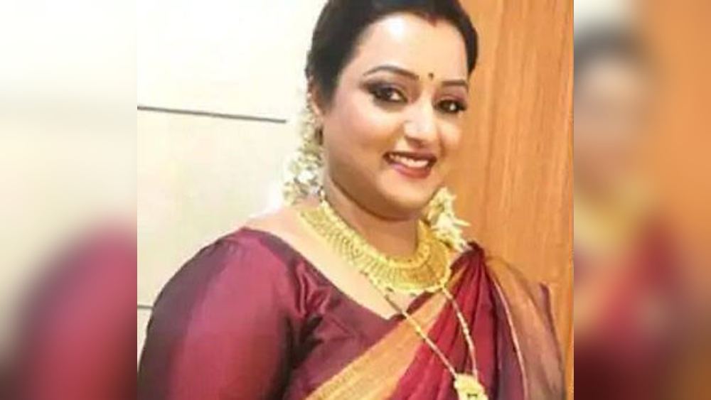 ধোঁয়াশা রয়েছে স্বপ্নার শিক্ষাগত যোগ্যতা নিয়েও।  এয়ার ইন্ডিয়া থেকে শুরু করে দূতাবাসের চাকরি এমনকি সরকার নিয়ন্ত্রিত  সংস্থার উচ্চপদস্থ চাকুরে না কি দ্বাদশের গণ্ডীও পেরোননি। এক সংবাদ সংস্থাকে দেওয়া সাক্ষাৎকারে স্বপ্নার ভাই, জানিয়েছিলেন, তাঁর দিদি স্নাতক তো দূর, দ্বাদশের শিক্ষাও সম্পূর্ণ করেননি। যদিও স্বপ্না নিজেকে স্নাতকোত্তীর্ন বলে দাবি করেছেন। 