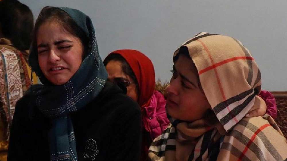 বাবাকে গুলি করে মারতে চাওয়ার কারণ জানতে চেয়েছিল কিশোরী কন্যা। আর তার দিকে তাকিয়ে ফ্যাক ফ্যাক করে হাসছিলেন এক ফৌজি।