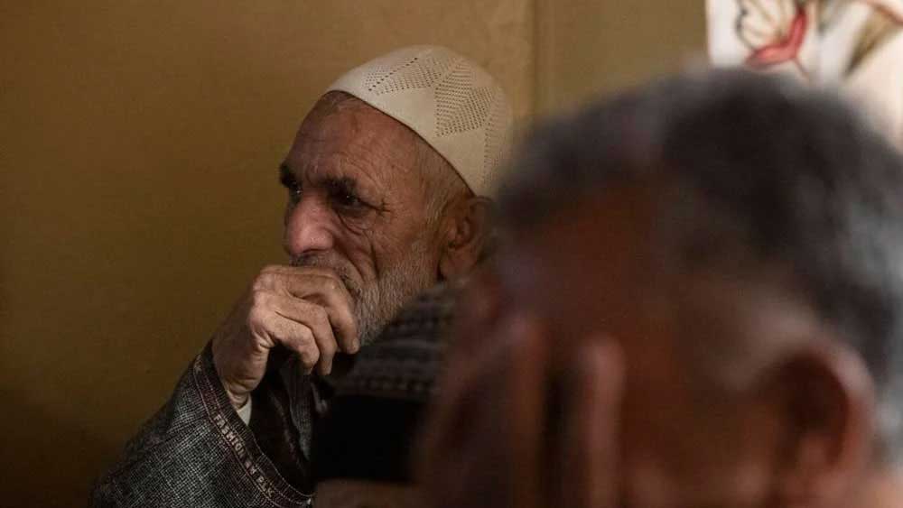 আব্দুল বলছেন, ‘‘আমি নিজে পাথর ছুড়ে জঙ্গি মেরেছি। সেই ঘটনার পর ১১ বছর ধরে জঙ্গিদের ভয়ে বার বার বাসা বদল করতে হয়েছে আমাদের। এই তার পুরস্কার! আমার ছেলে জঙ্গি?’’