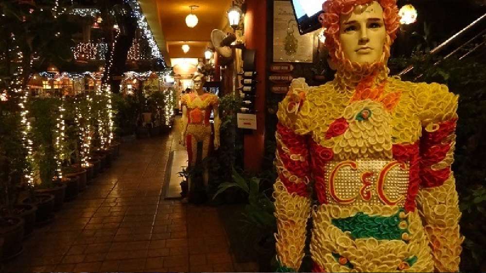 ক্যাবেজেস অ্যান্ড কন্ডম, তাইল্যান্ড: এই রেস্তরাঁয় খাবারের থালার পাশে পেয়ে যাবেন কন্ডোম। চারদিক তো কন্ডোম দিয়ে সাজানোই, এমনকি বেয়ারারাও মাথায় কন্ডোমের টুপি পরে থাকেন।