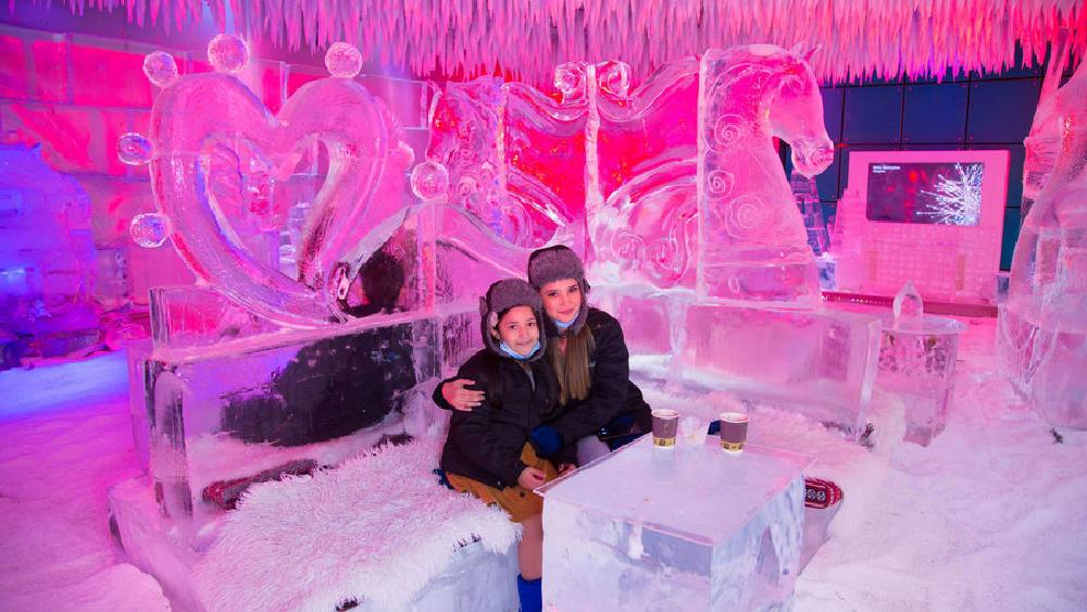 চিলআউট আইস লাউঞ্জ, দুবাই: রেস্তরাঁর ভিতরের তাপমাত্রা থাকে ৬ ডিগ্রি। খাবার থেকে বসার টেবিল-চেয়ার— এখানে প্রত্যেকটা জিনিস বরফের। বরফের বাসনেই খাবার পরিবেশেন করা হয়। তাই এখানে খেতে যাওয়ার আগে পর্যাপ্ত গরম জামা পরা আবশ্যিক।