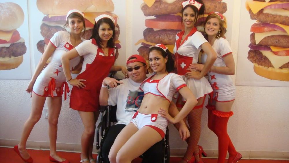 হার্ট অ্যাটাক গ্রিল, লাস ভেগাস: হাসপাতালের আদলে তৈরি এই রেস্তরাঁয় কর্মীরা চিকিৎসক কিংবা নার্সের মতোই সেজে থাকেন। এখানকার কোয়াড্রুপ্‌ল বাইপাস বার্গারে থাকে ৪টে বিফ প্যাটি এবং ২০টা বেকন! তবে ‘হার্ট অ্যাটাক’ নামের রেস্তরাঁয় একজনের মৃত্যু হয়েছিল হার্ট অ্যাটাকেই।