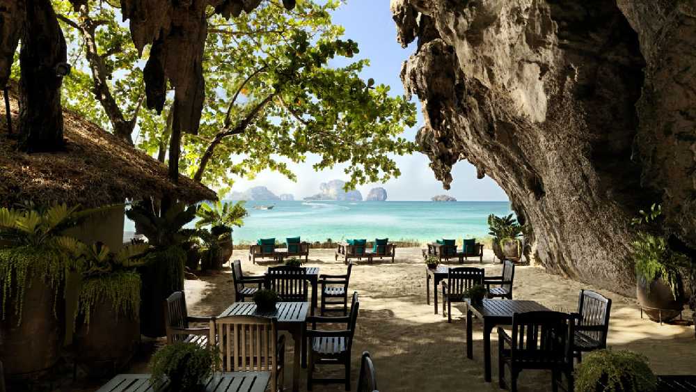 দ্য গ্রোটো, ক্রাবি: এই রেস্তরাঁও গুহার মধ্যে। চুনাপাথরের গুহার মধ্যে বালিতে পা ডুবিয়ে খাওয়ার আনন্দ উপভোগ করার জন্য বহু মানুষ ছুটে যান এই জায়গায়।