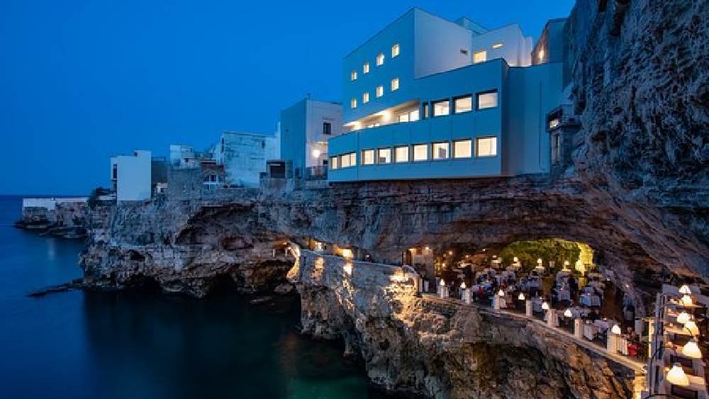 গ্রোটা পালাজি, ইটালি: আস্ত একটা গুহার মধ্যে গোটা রেস্তরাঁ। এক পাশে সমুদ্র দেখতে দেখতে দেখতে খাওয়ার মজাই আলাদা। শোনা যায়, এতটাই জনপ্রিয় যে ১৭০০ সাল থেকে রোজই কোনও না কোনও অনুষ্ঠানের জন্য বুক করা হয় এই জায়গা।এখানকার সামুদ্রিক খাবার বি‌শ্বখ্যাত।