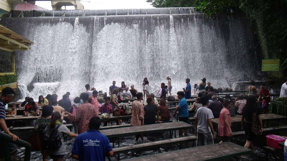 লাবাসিন ওয়াটারফল রেস্তরাঁ, ফিলিপিনস: ঝর্নার জলে পা ভিজিয়ে পছন্দের খাবার খেতে চাইলে ফিলিপিনসের এই রেস্তরাঁয় পৌঁছে যেতে হবে। স্থানীয় খাবারের স্বাদও পেলেন, আবার ঝর্নার ধারে বসে পিকনিকও হয়ে গেল।