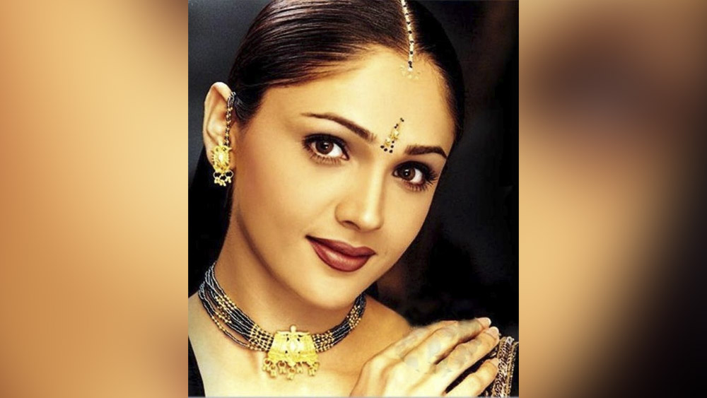 ‘তুম বিন’ ছবির ‘পিয়া’কে মনে পড়ে? মিষ্টি হাসির সুন্দরী নায়িকা। প্রথম ছবিতে বিপুল জনপ্রিয়তা পেয়েও যিনি রূপোলি জগত থেকে সরিয়ে নিয়েছিলেন নিজেকে। যাঁকে দেখার জন্য ভক্তরা মুখিয়ে থাকলেও তিনি মুখ ফিরিয়ে নিয়েছিলেন বলিউড থেকে। সেই ‘পিয়া’ এখন কোথায়? কী করছেন? পর্দা থেকে সরে গিয়েছিলেন যে কারণে, তাতে সফল হয়েছিলেন কি!