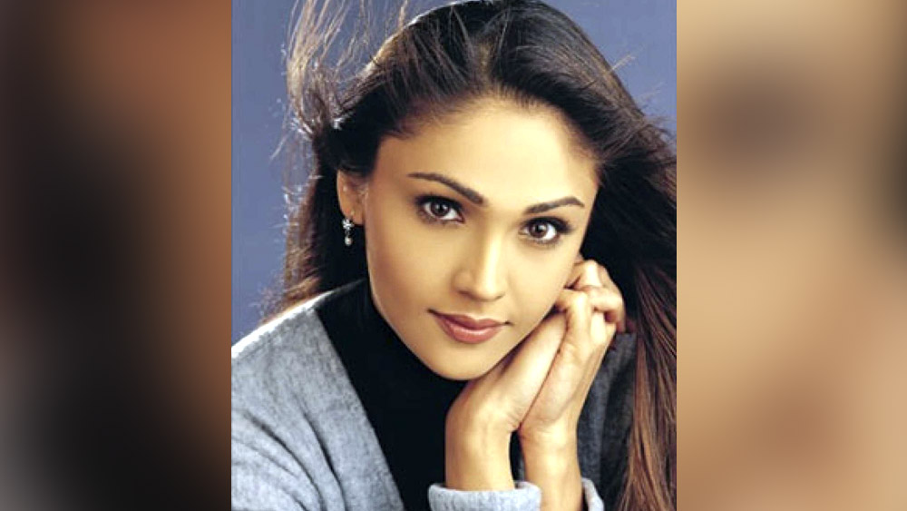 অথচ সন্দলির কোনও তথাকথিত ফিল্মি যোগাযোগ ছিল না। বাবা ছিলেন বায়ুসেনার অফিসার। পরিবারের অধিকাংশ সদস্যই হয় চিকিৎসক নয় বিমানচালক। সন্দলি নিজেও অভিনয়ের কথা ভাবেননি। বরং তিনি ঠিক করেছিলেন চিকিৎসক হবেন।