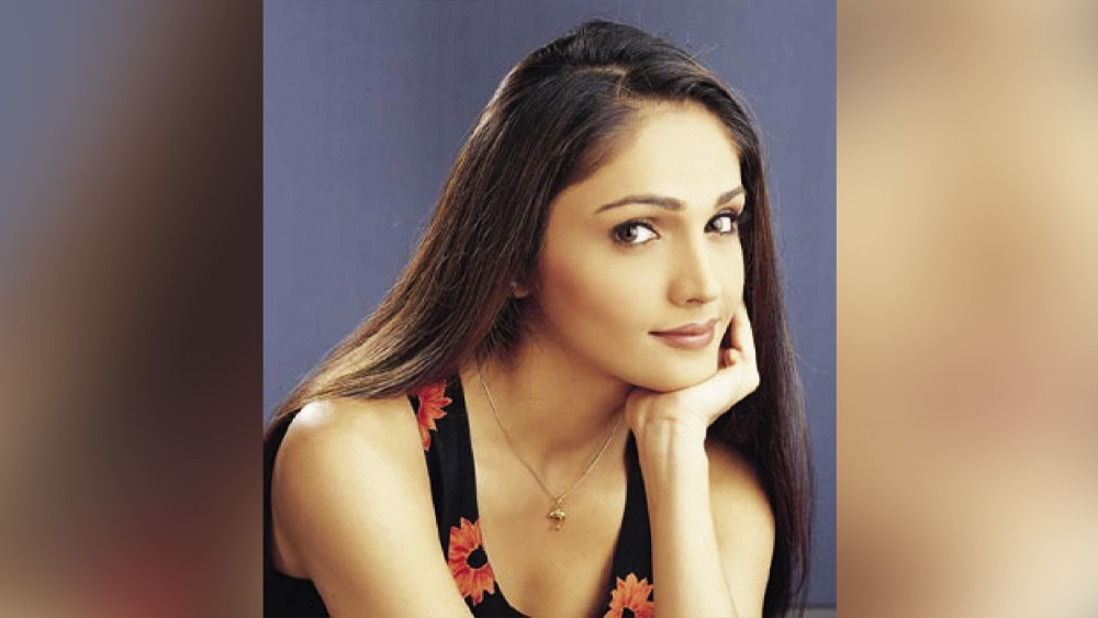 ছোটবেলাতেই বাবাকে হারিয়েছিলেন। কর্তব্যরত অবস্থাতেই তাঁর মৃত্যু হয়। সন্দলি এবং তাঁর বোনকে একাই মানুষ করেছিলেন তাঁদের মা। বড় হয়ে চিকিৎসক হওয়ার স্বপ্ন তখনও ছিল।