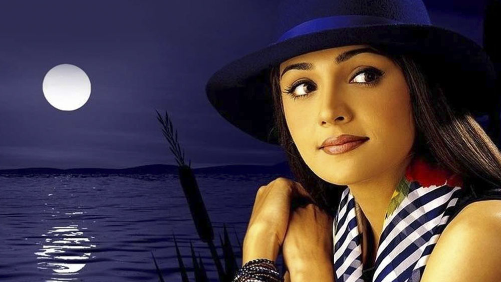 কিন্তু সেই ইচ্ছে বদলে যায় কলেজে পড়ার সময়। নেহাতই শখে দু’এক বার হেঁটেছিলেন র‌্যাম্পে। তাতেই মডেলিংয়ে উৎসাহী হন। সন্দলি তখন দিল্লির জেসাস অ্যান্ড মেরি কলেজের ছাত্রী। পড়াশোনা শেষ করে কিশোর নমিত কপূরের অভিনয়ের স্কুলে ভর্তি হয়ে যান।