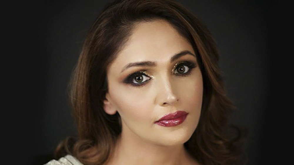 তবে সফল হলেও আলোর সঙ্গে আড়ি করেছেন। তাঁর বেকারি দেশের সবচেয়ে বড় বেকারি হতে পারে কিন্তু সেই সাফল্যের কৃতিত্ব ফলাও করেন না। নেটমাধ্যমে সক্রিয়। তবে তাঁর সব অ্যাকাউন্টই ব্যক্তিগত। সবাইকে সেখানে উঁকি দেওয়ার সুযোগ দেননি সন্দলি। এক সময়ে পর্দায় নিজেকে মেলতে চেয়েছিলেন এখন আড়ালের সঙ্গেই তাঁর ভাব।