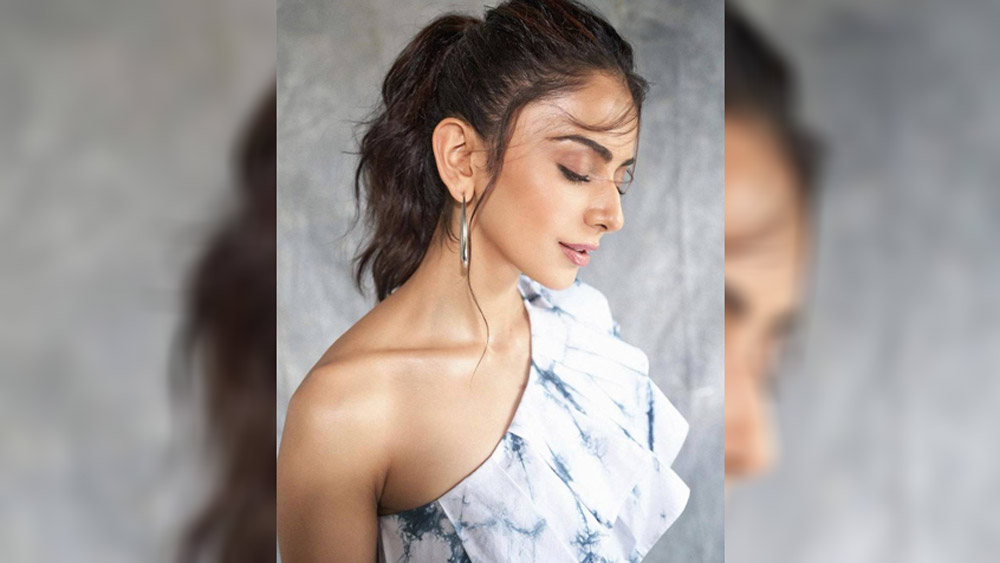 রকুলপ্রীতের বাবা ছিলেন সেনা অফিসার। সেনা স্কুলেই পড়াশোনা করেছেন। রকুলপ্রীতের অভিনয় দক্ষতা সকলেরই জানা। কিন্তু জানেন কি রকুলপ্রীত পড়াশোনাতেও অত্যন্ত মেধাবী ছিলেন? দিল্লি বিশ্ববিদ্যালয়ের জেসাস অ্যান্ড মেরি কলেজ থেকে অঙ্কে স্নাতক তিনি।