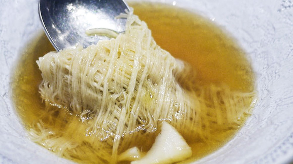 কষ্ট করেই বোধ হয় অভীষ্টকে পেতে হয়। তবেই পেয়ে পরিতৃপ্তি আসে। পাওয়ার পর মনে হয় ধন্য হওয়া গেল। ইতালির এক প্রত্যন্ত গ্রামে তৈরি এক বিরল খাবার চেখে দেখার আগে  তাই দলে দলে খাদ্যরসিক কৃচ্ছ্র সাধন করেন। 