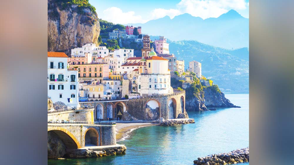 ইতালির ওই গ্রামের নাম লুলা। সার্ডিনিয়া দ্বীপের ভূমধ্যসাগর লাগেয়া এই জনপদের সবচেয়ে কাছে নুয়োরো শহর। তবে তার দূরত্বও প্রায় ২০ মাইল। কিলোমিটারে মাপলে কিছু কম বেশি ৩২ কিলোমিটার। 