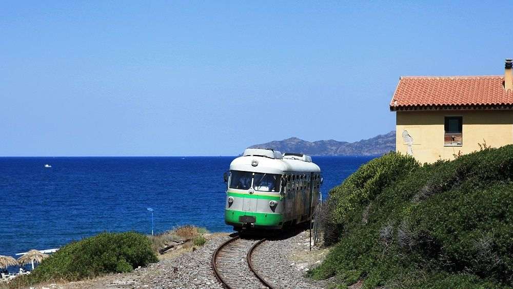 গ্রামের রাস্তা, তবে গাড়ি যায়। টানা পথে সময় লাগে ৩২ মিনিট। দিনে একটা করে ট্রেনও চলে। গন্তব্যে পৌঁছে দেয় ৪৫ মিনিটে। চাইলে কেউ সাইকেল বা বাইক নিয়ে পৌঁছতে পারেন কম সময়ে। তবে বছরের দু’টো দিন এ সব সুবিধার ধার দিয়েও যান না এক দল মানুষ। 