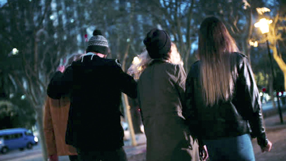 দীর্ঘ পথ তাঁরা হেঁটে আসেন। রাতের অন্ধকারে সার বেঁধে হাজারো মানুষ পা মেলান একসঙ্গে। খিদে বা ঘুমের পরোয়া না করেই। প্রায় সাত থেকে সাড়ে সাত ঘণ্টা হেঁটে পৌঁছন গন্তব্যে।